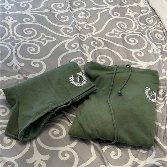 NWOT VS PINK CROP HOODIE W/SHORTS SET - Picture 8 of 11